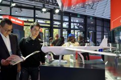 <b>正在财产升级、平易近生改善、全球合做中阐扬</b>